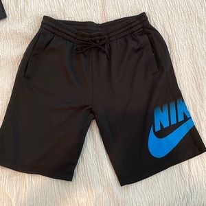 Nike SB shorts Sz L